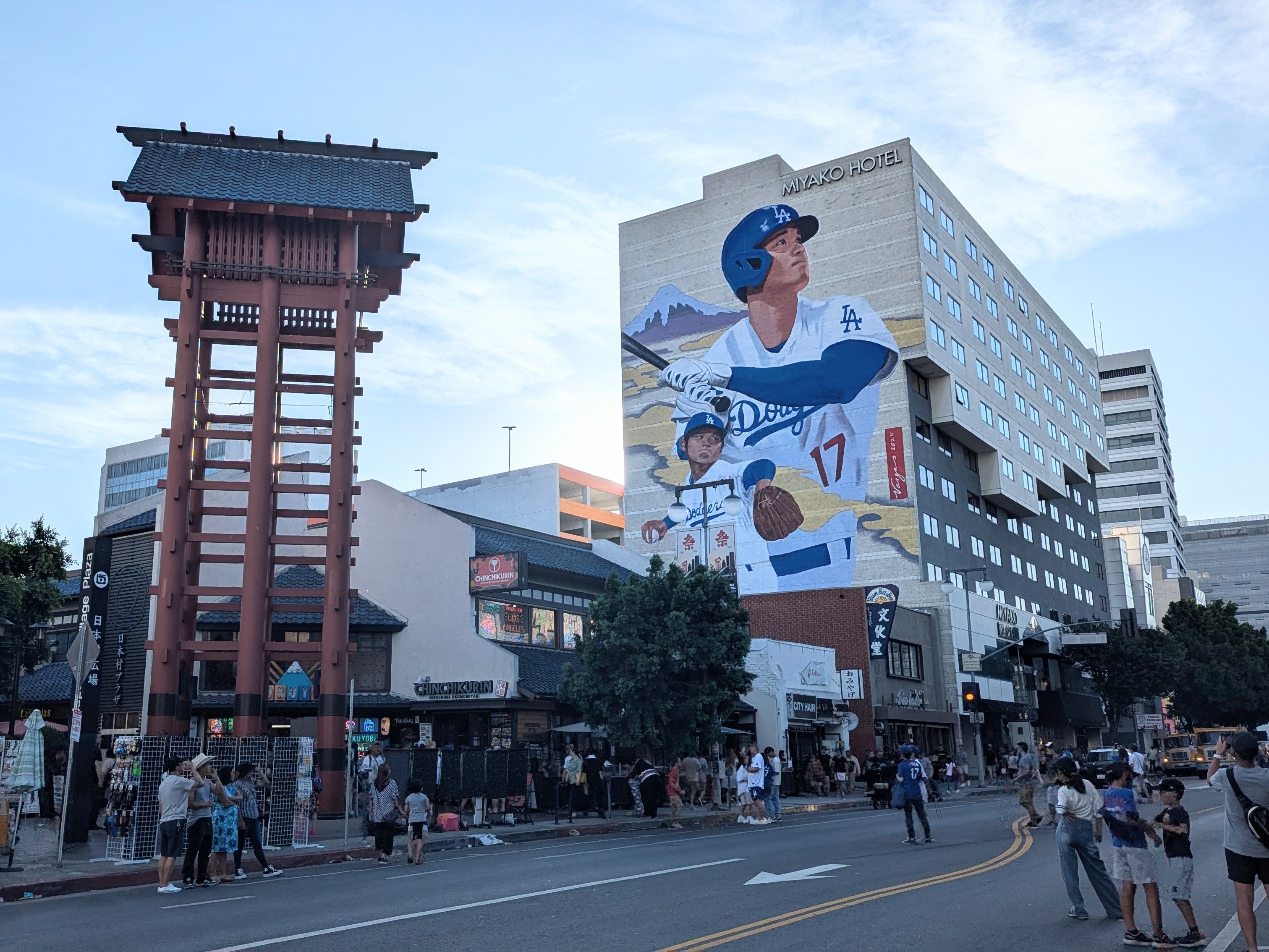 リトル東京のミヤコホテルに描かれた大谷翔平選手の巨大壁画 LA Rising