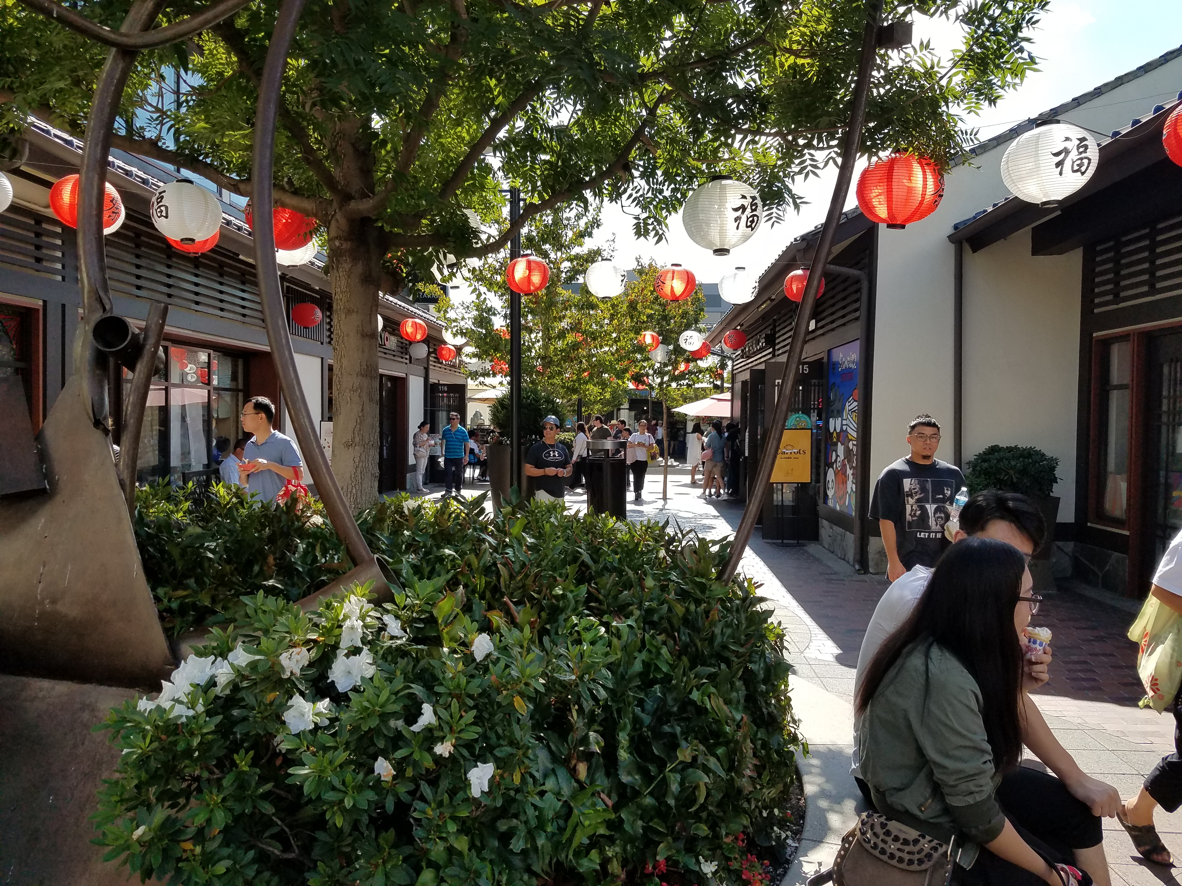 Japanese Village Plazaの通路と店舗